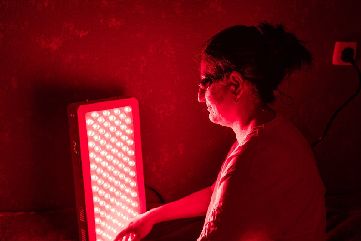 senior-woman-doing-the-red-light-therapy-session