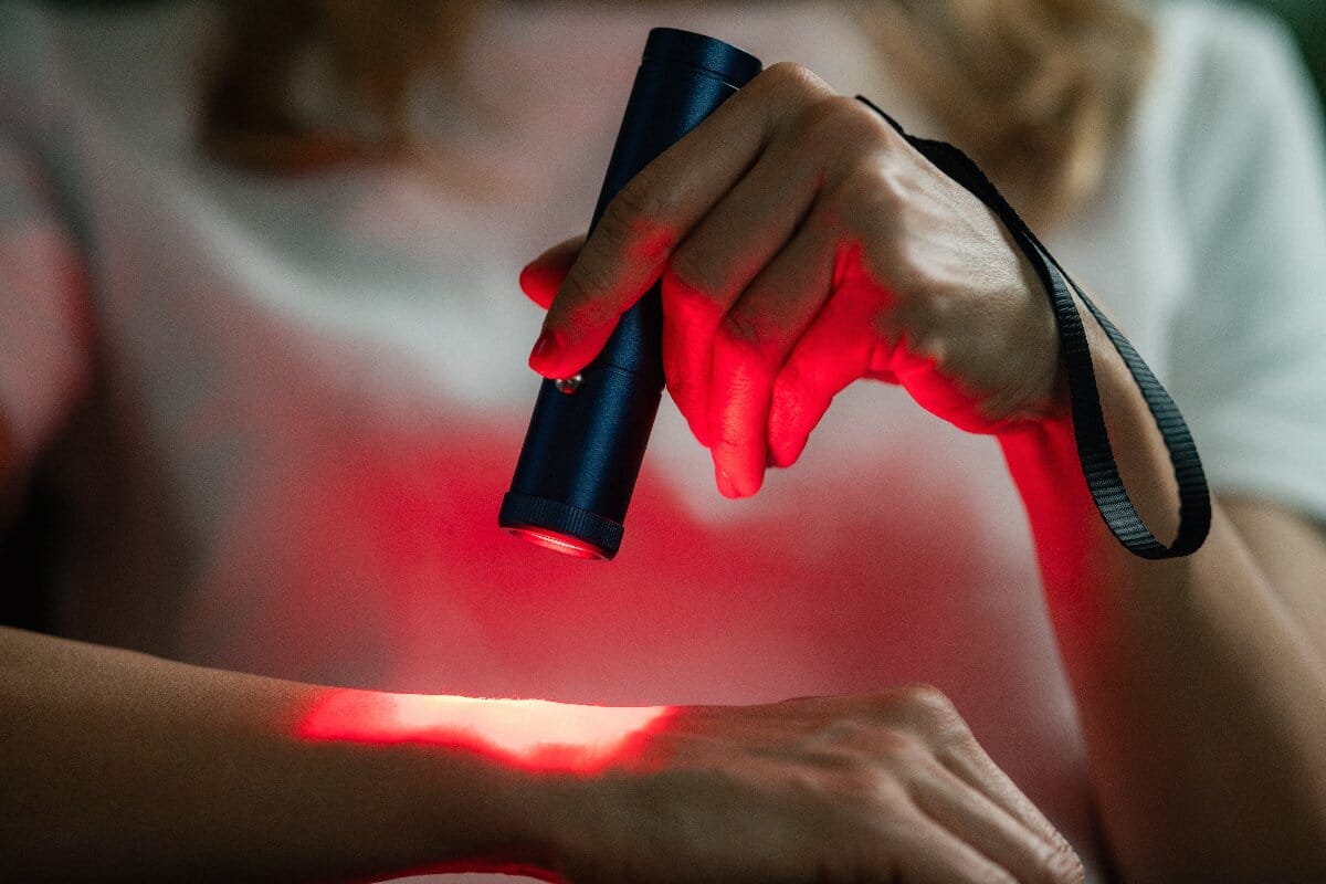 applying-red-light-therapy-to-the-wrist-reduces-pain