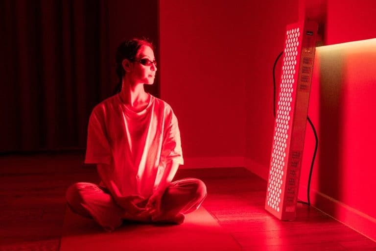 woman-using-red-light-therapy-for-sleep