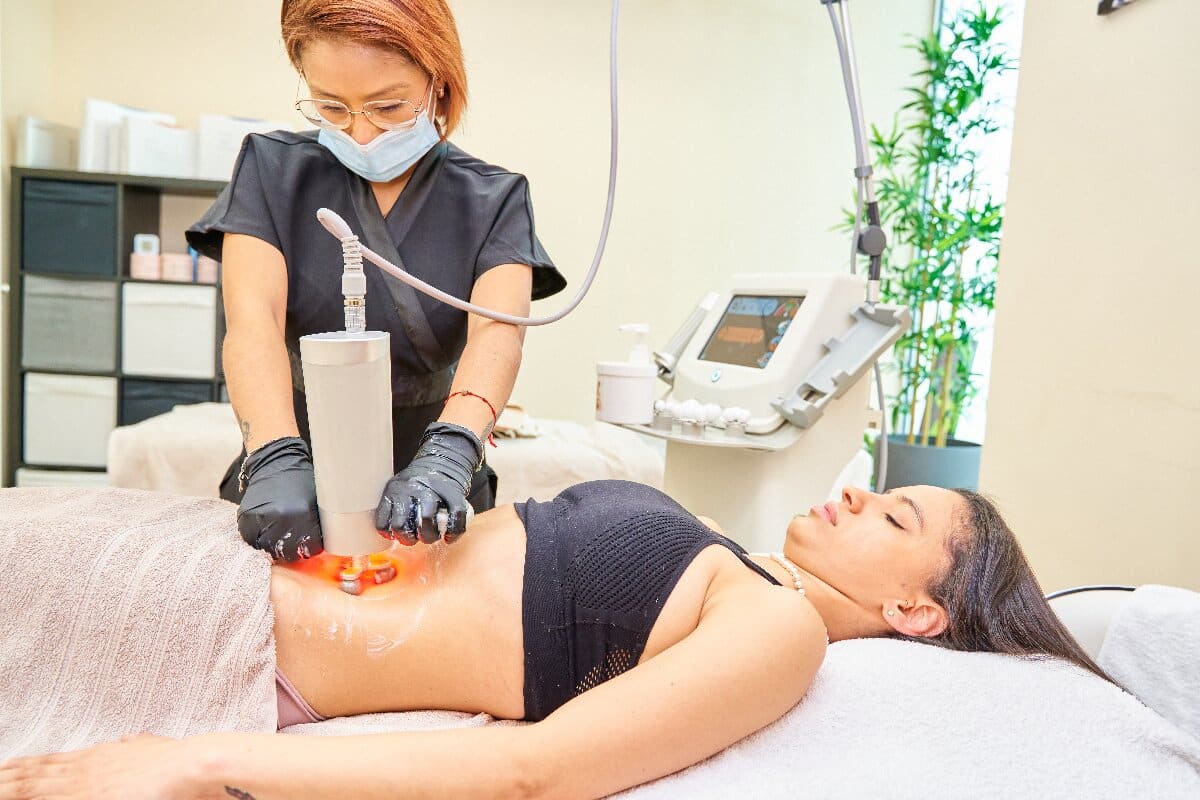 hardware-body-massage-woman-is-relaxing