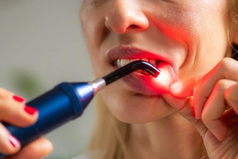 red-light-therapy-applied-to-the-mouth