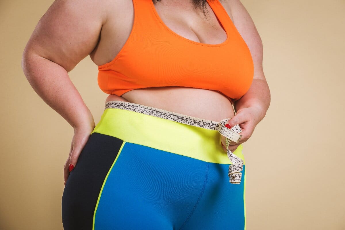 plus-size-woman-posing-for-body-acceptance